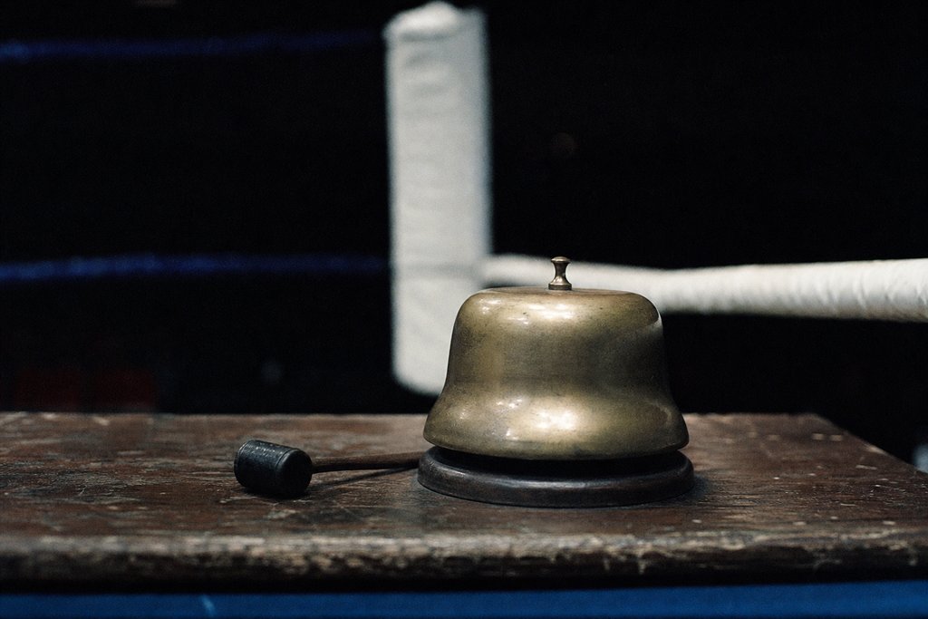 Die Ringglocke am Tisch des Zeitnehmers, daneben der kleine Hammer